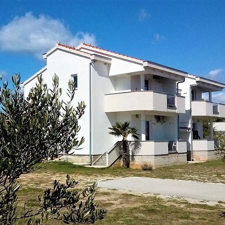 Apartment Anzotika Nin Bagian luar foto