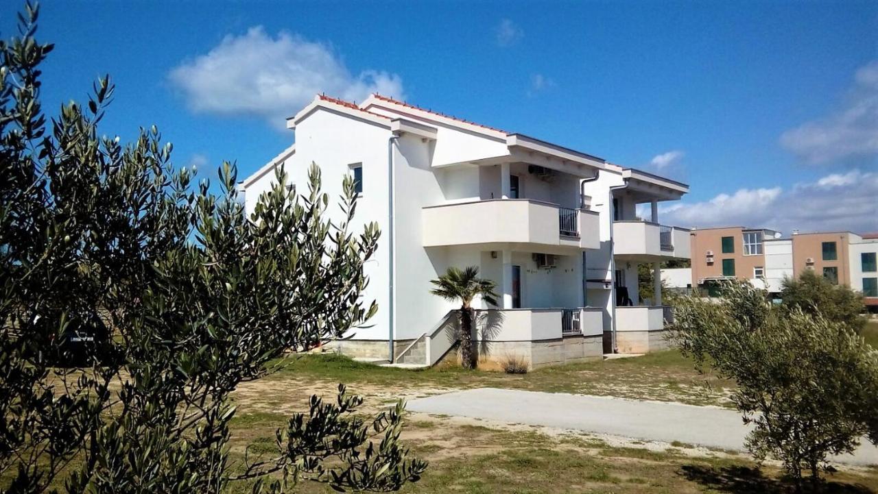 Apartment Anzotika Nin Bagian luar foto