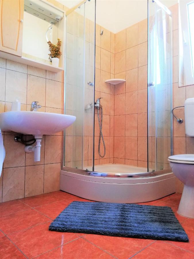 Apartment Anzotika Nin Bagian luar foto
