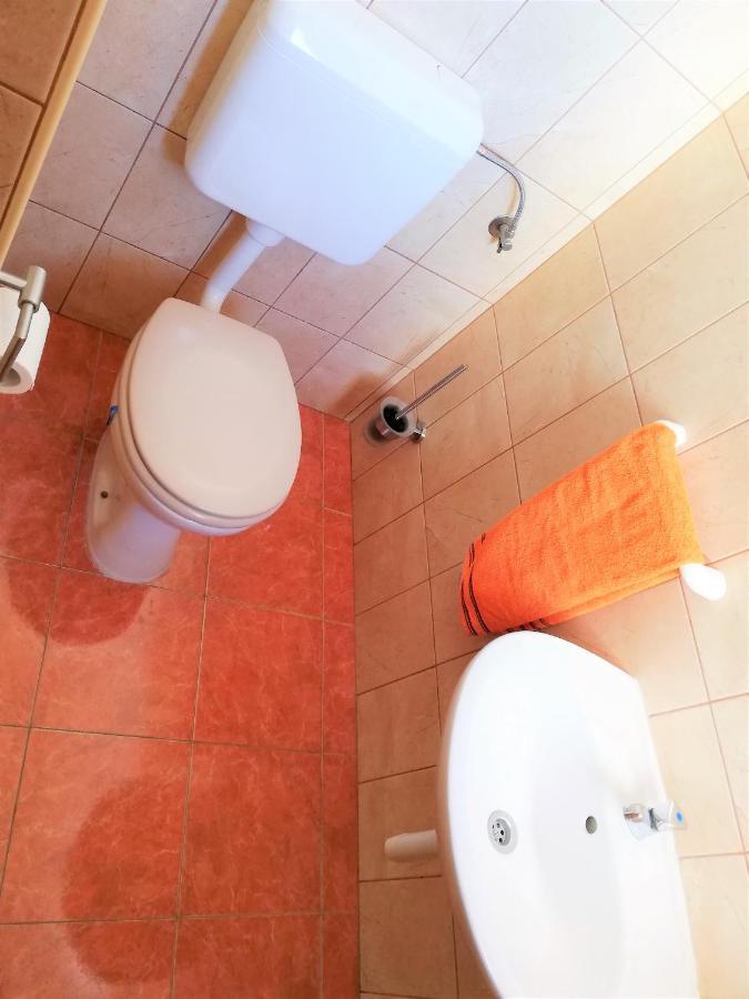 Apartment Anzotika Nin Bagian luar foto