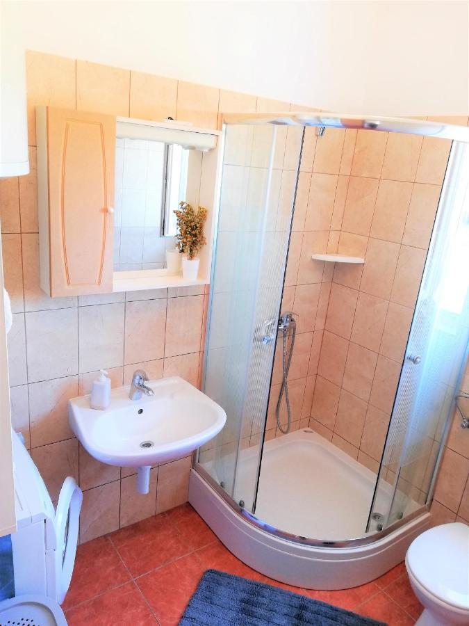 Apartment Anzotika Nin Bagian luar foto