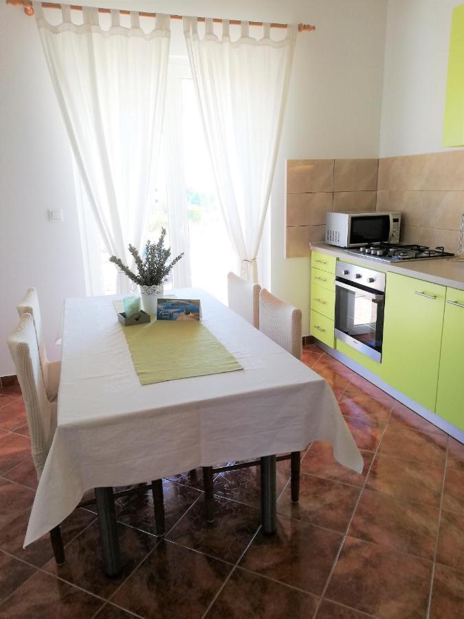 Apartment Anzotika Nin Bagian luar foto