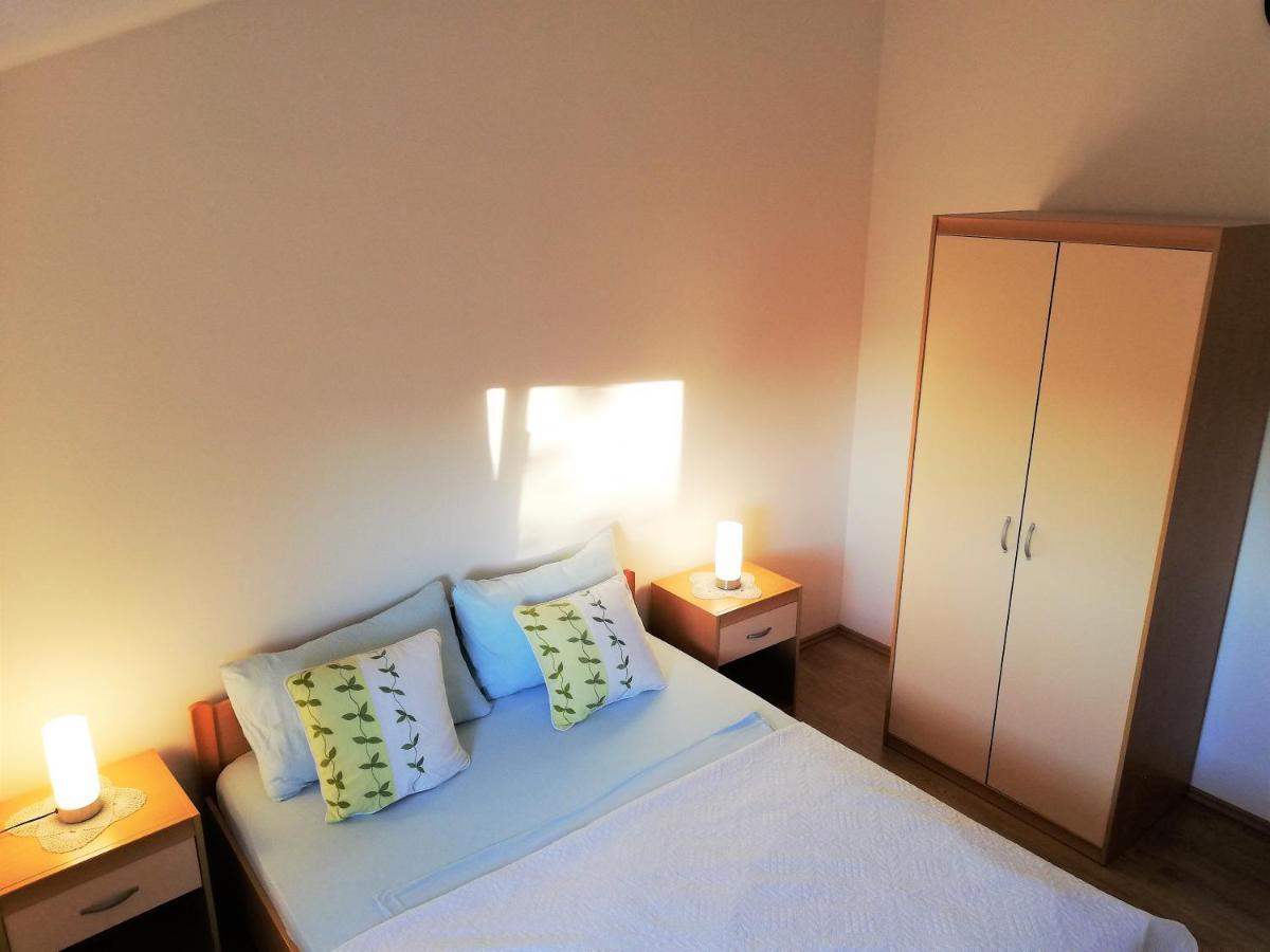 Apartment Anzotika Nin Bagian luar foto