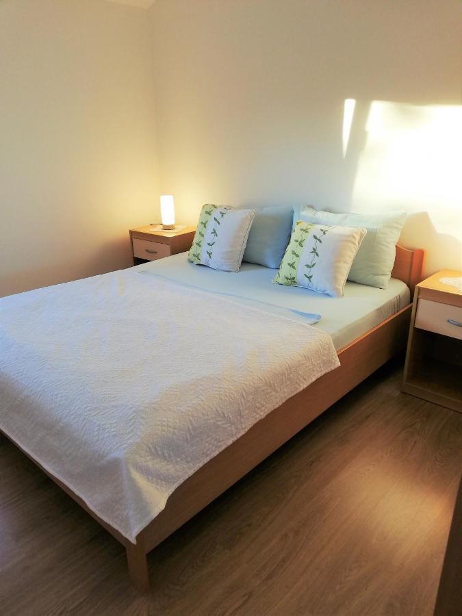 Apartment Anzotika Nin Bagian luar foto