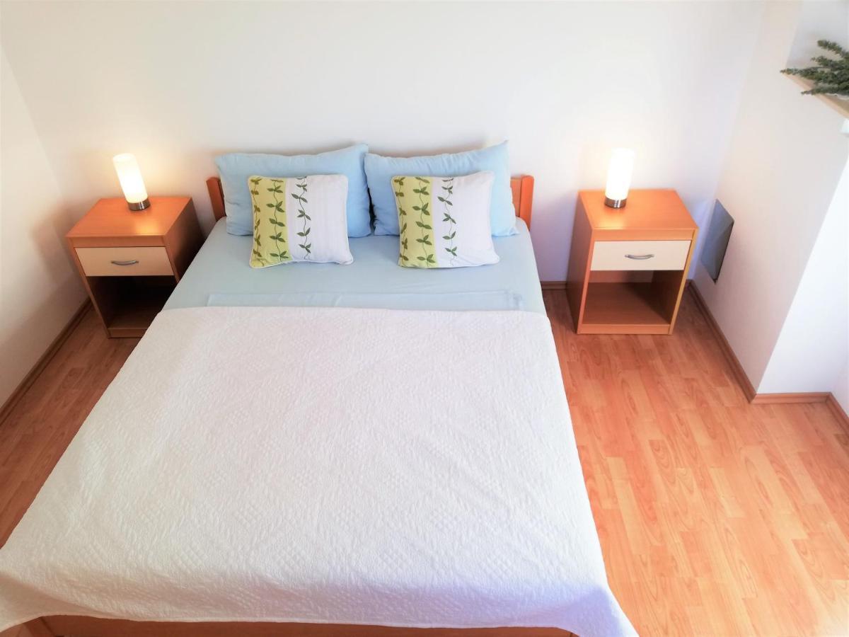 Apartment Anzotika Nin Bagian luar foto